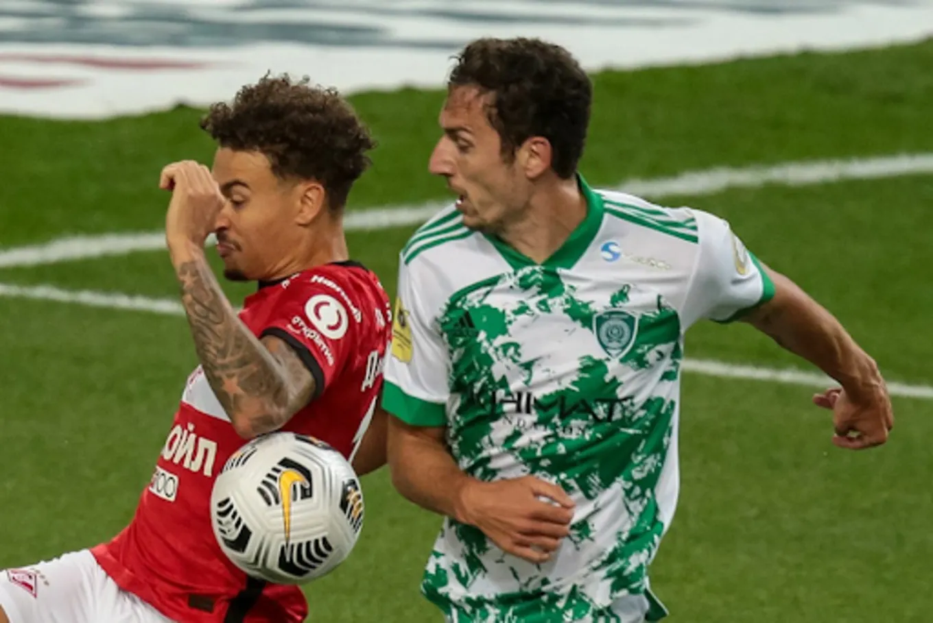 прижатая рука в футболе