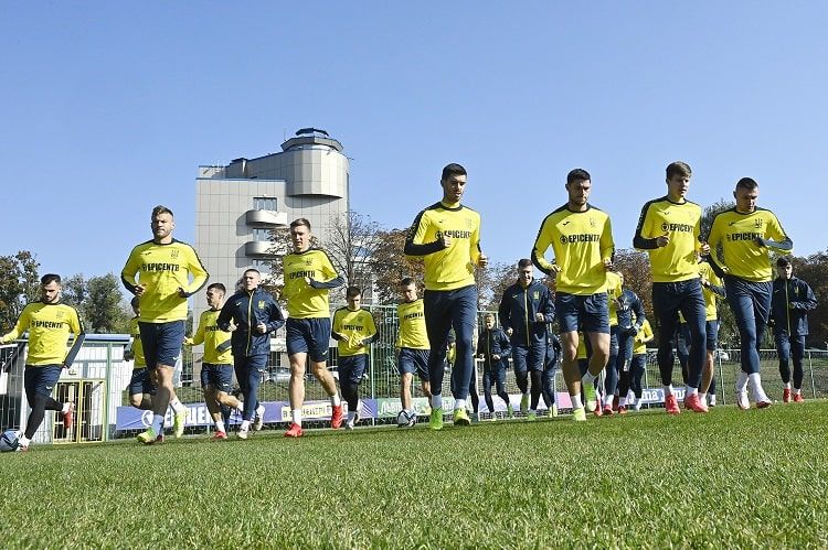 Утреннюю тренировку сборная Украины провела в составе 24 футболистов