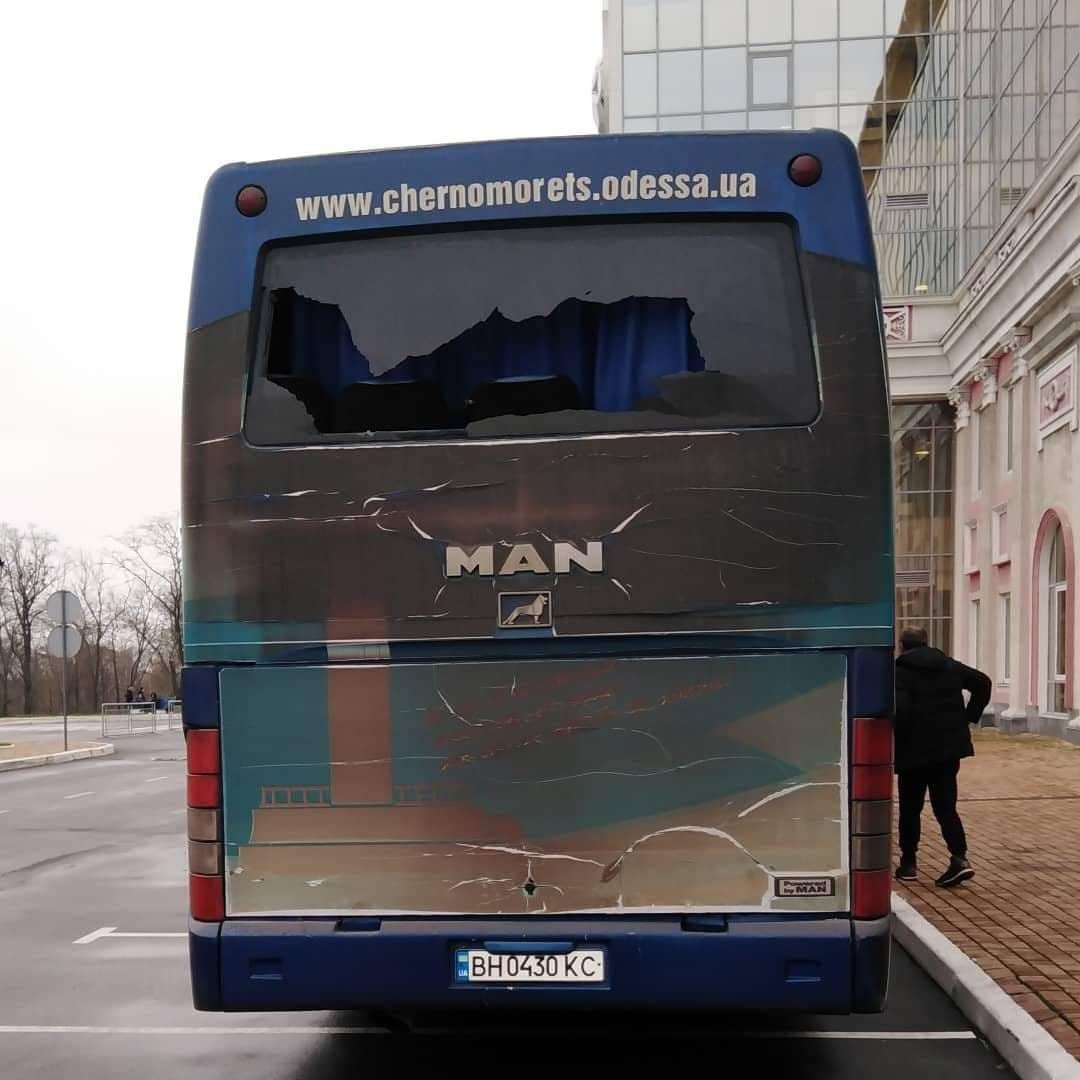 Фото: в Одессе разгромили автобус одесского «Черноморца»