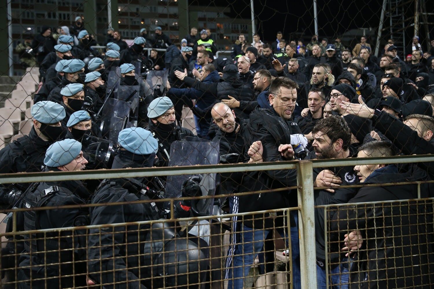 Боснийцы пытались прорваться к украинским фанам перед матчем отбора