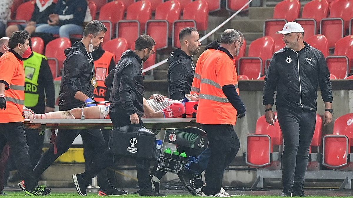 «Держись, Тарас»: игроки «Славии» поддержали Качарабу после травмы в матче Лиги конференций