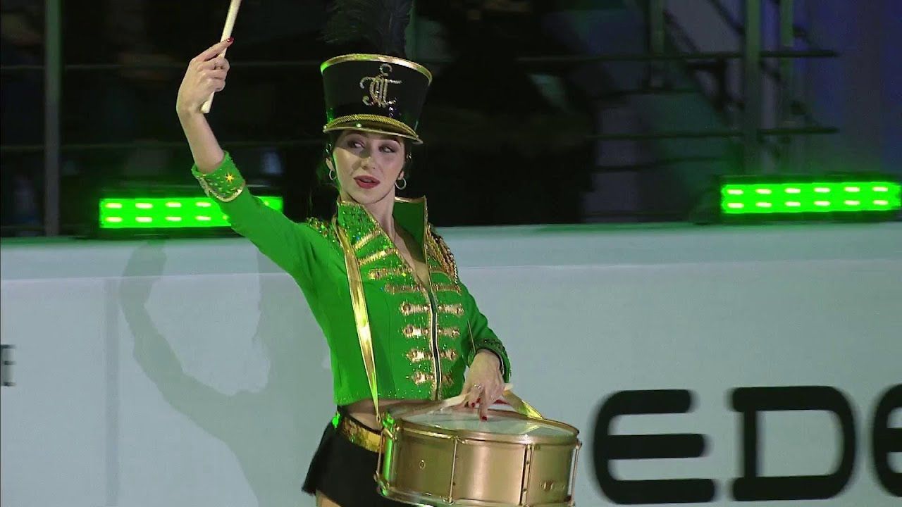 Туктамышева представила очередной вызывающий показательный номер с саксофоном и барабаном