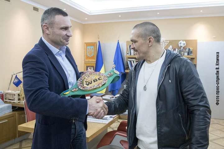 Кличко подарил Усику символический пояс WBC