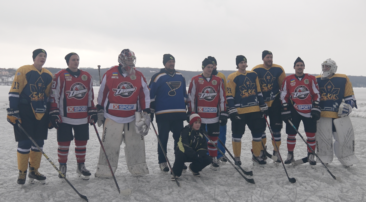 Игроки хоккейной Суперлиги Украины сыграли матч под открытым небом на замерзшем озере