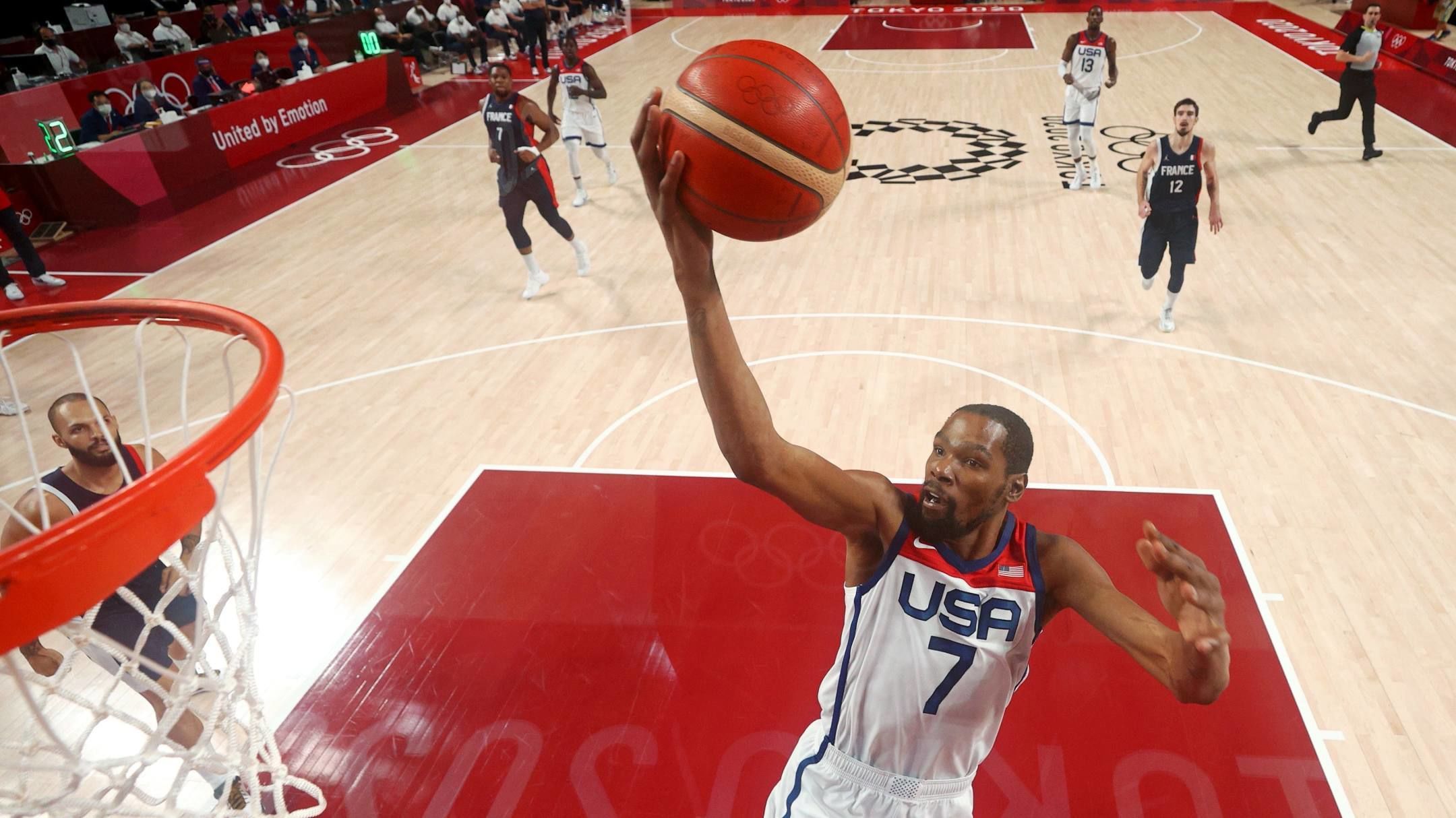 Сборная США по баскетболу в финале Олимпиады в четвертый раз подряд завоевала золотые медали