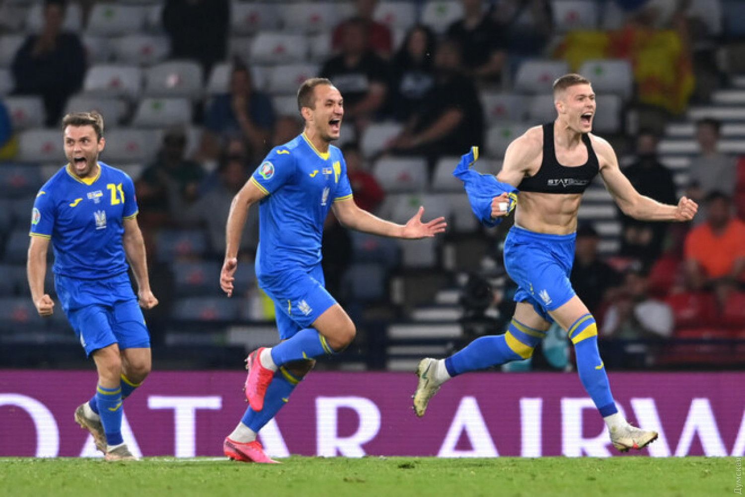 Украина радуется второму голу в ворота шведов